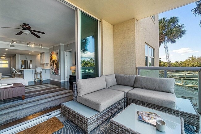 Building Photo - 2650 Lake Shore Dr