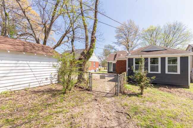 Primary Photo - 1055 University St