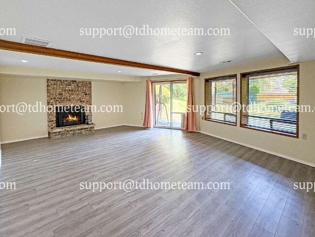 Building Photo - "Charming 3-Bed Retreat with Spacious Inte...