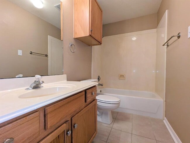 Building Photo - 3815 Maple Dr