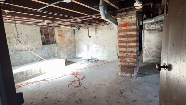 Building Photo - 629 Otter Ave