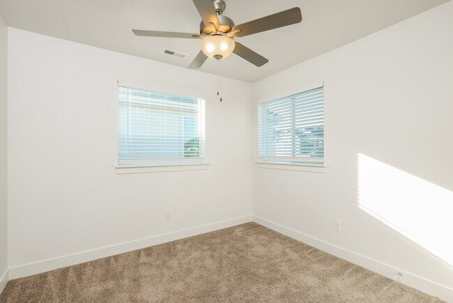 Building Photo - 4762 E Lk Cor Dr