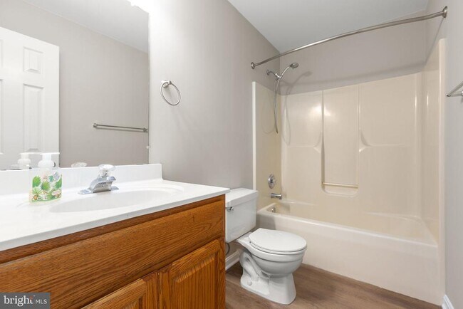Building Photo - 205 Old Landing Ct