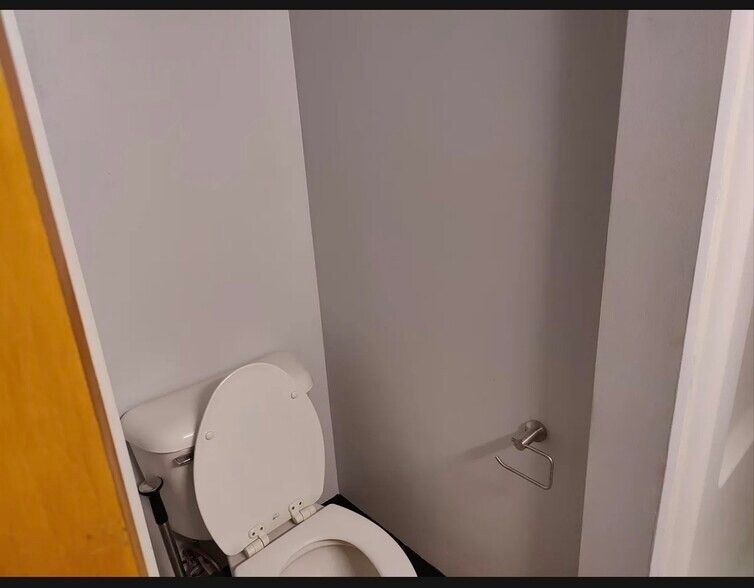 Second bathroom - 5200 Peachtree Rd