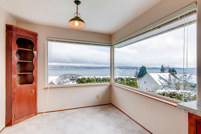 Building Photo - Laurelhurst View Home