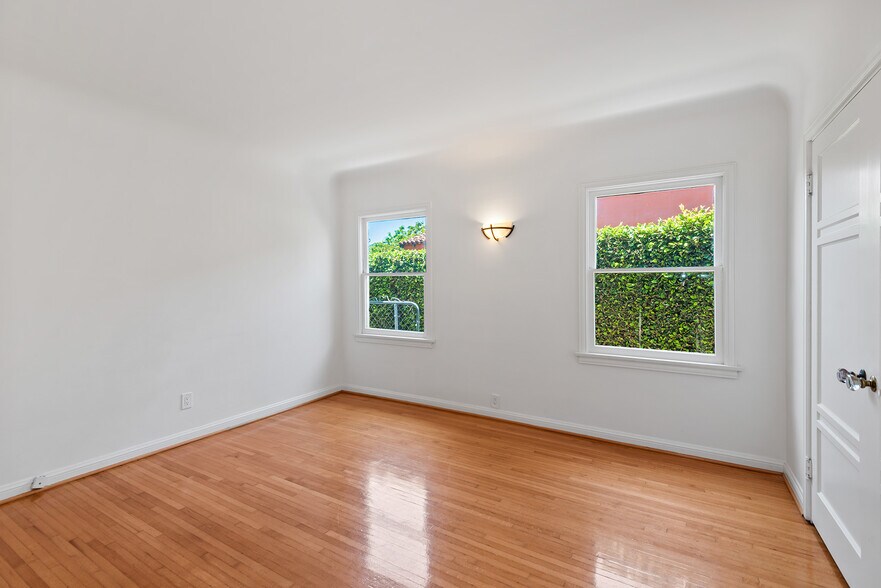 Building Photo - 10733 Wellworth Ave
