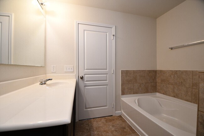 Building Photo - 20023 Linden Spruce Ln