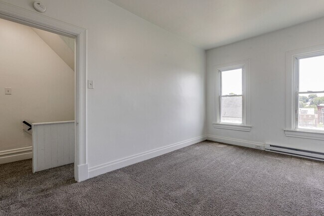 Building Photo - AVAILABLE NOW - Beautifully RENOVATED 3 Bedroom Home w/ TONS of Natural Light!