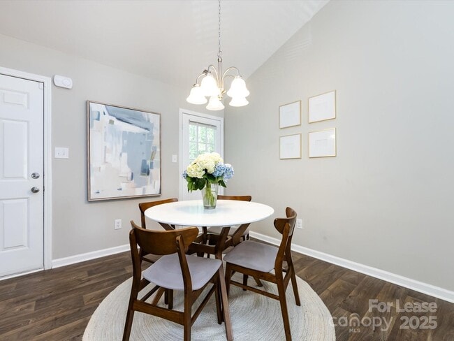 Building Photo - 7731 Ivy Hollow Dr