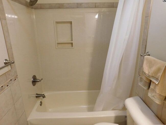 Building Photo - 3 bedroom, 1.5 bath, 2 car garage - Great ...