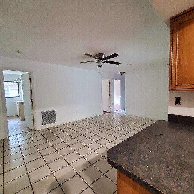 Building Photo - Location, convenience, comfort. This 4 bedroom plus den, 2 bath has it all!