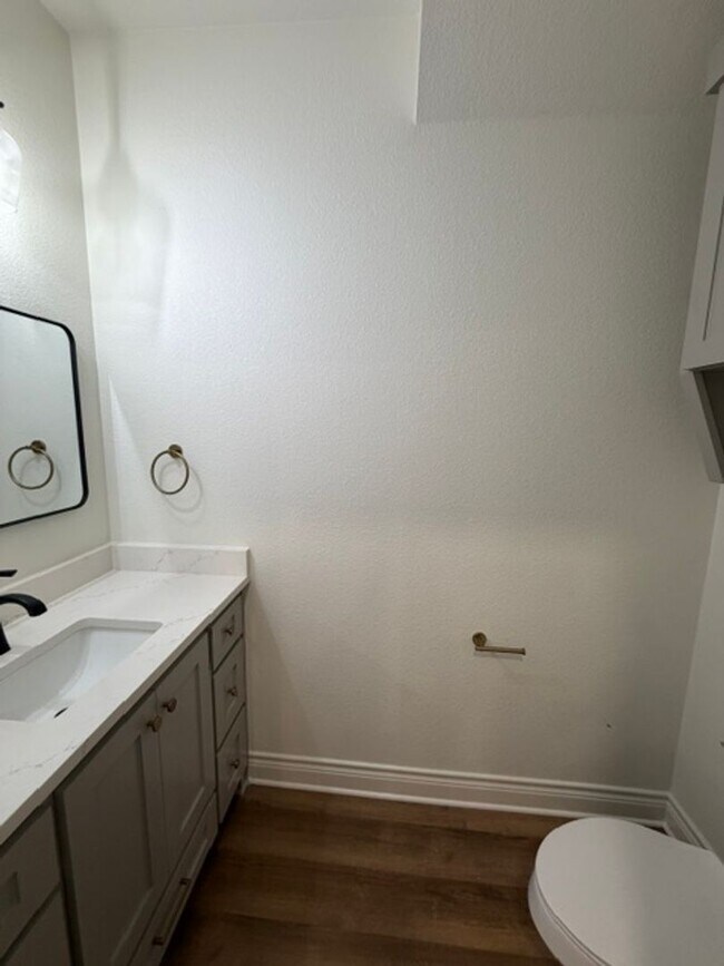 Building Photo - 305 Live Oak St