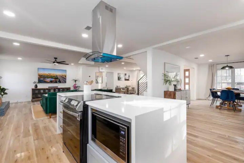 Building Photo - 306 W Lookout Dr