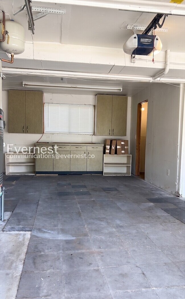 Building Photo - 3-Bed/2.5-Bath Home with Fenced Yard & Attached Garage/Available Now!