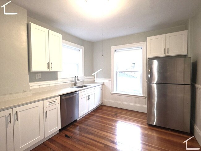 Building Photo - No Brokers Fee, Washington Sq. Area, Heat, Hot Water Included, Lage Bedrooms, Eat-in Kitchen, Lau...