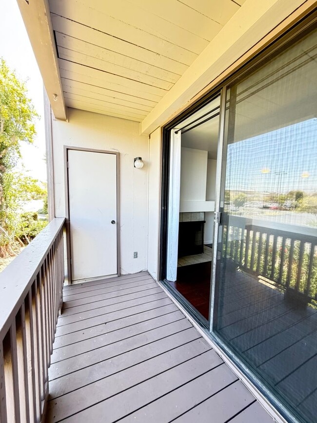 Building Photo - 2101 Shore Line Dr