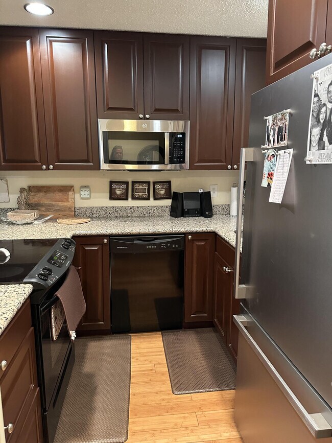 Building Photo - 650 Snug Harbor Dr