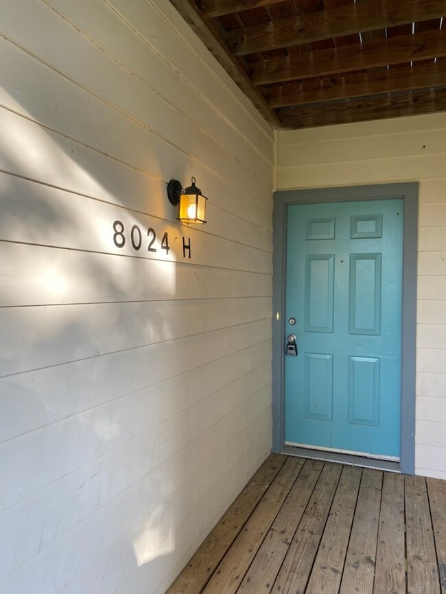 Building Photo - 2 Bedroom, 2 Bath condo