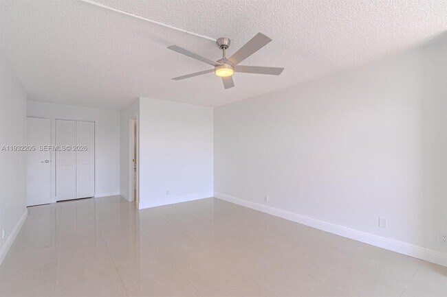 Building Photo - 1000 Parkview Dr