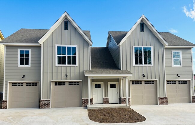 Primary Photo - 219 Silverleaf Ln