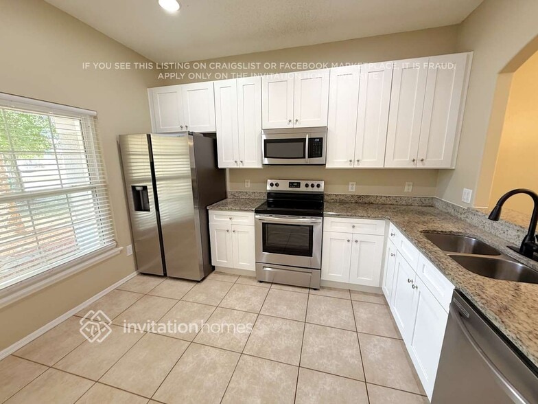 Building Photo - 1710 Mandavilla Dr