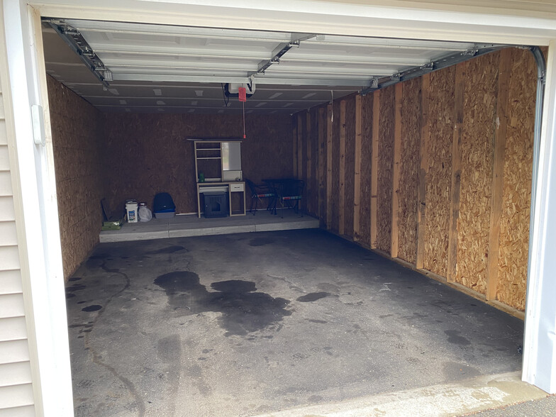 Building Photo - 3021 Birch Row Dr