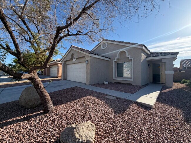 Building Photo - SINGLE-STORY HOME | GATED COMMUNITY | FLEXIBLE FURNISHING OPTIONS I 4 Bedroom Home with Private B...