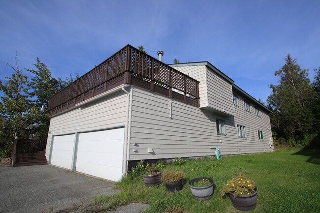 Building Photo - 3 Bedroom Apartment in Jewel Lake w/ Garage!