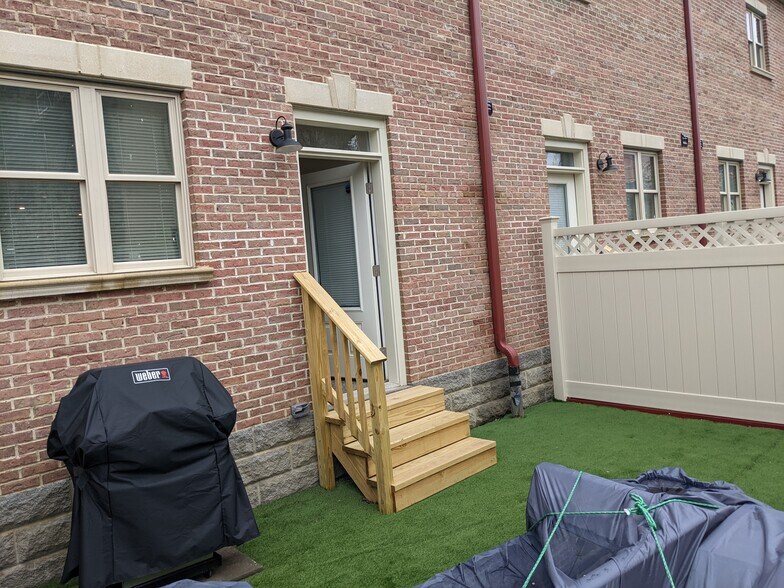 Private Fenced Backyard - 225 W Pastorius St