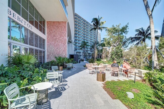 Building Photo - 1500 Bay Dr E