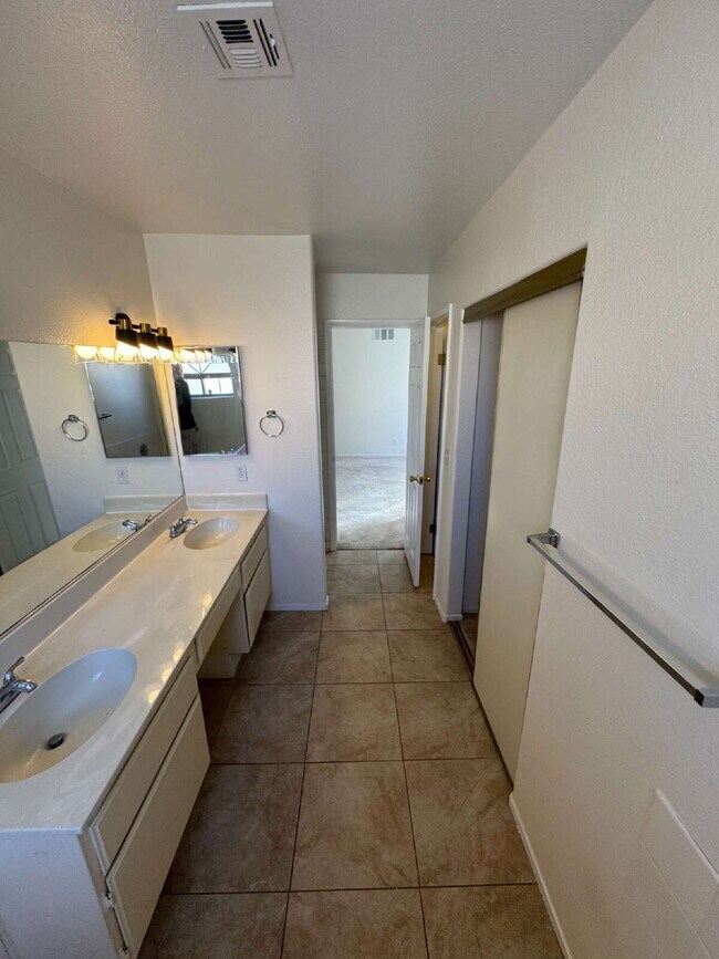 Building Photo - 3 Bed, 2 1/2 Bath Henderson