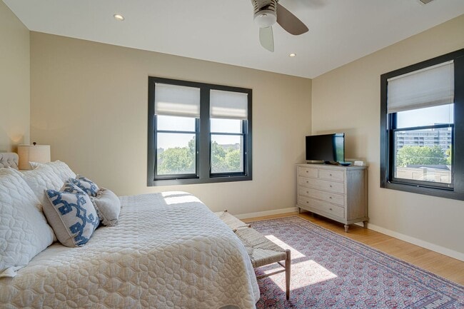 Building Photo - Stunning 3BR/2.5BA Condo in Prime Belmont/...