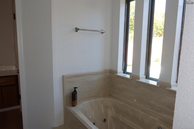 Building Photo - 4819 Royal Oak St