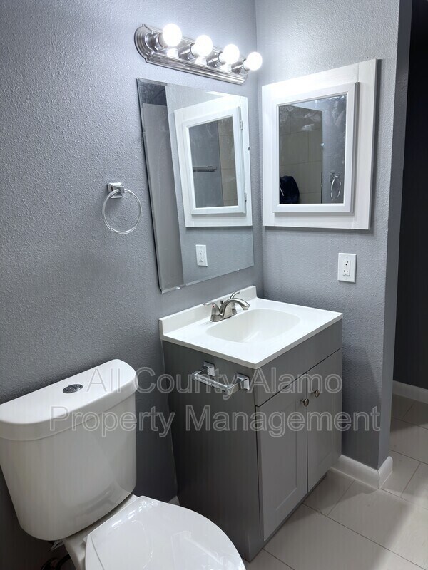 Building Photo - 403 Hartline Dr