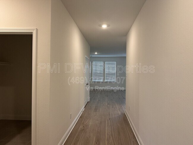 Building Photo - 649 Saxony Dr