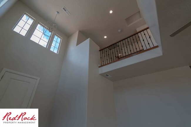 Building Photo - Beautiful Townhome in Hurricane Heights!