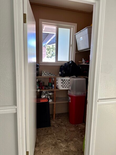 Storage closet - 57 Hiwalani Loop