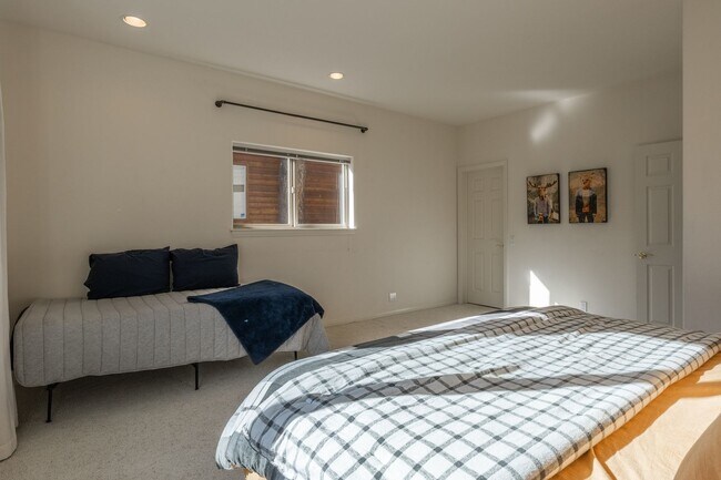 Building Photo - Mountain View Haven