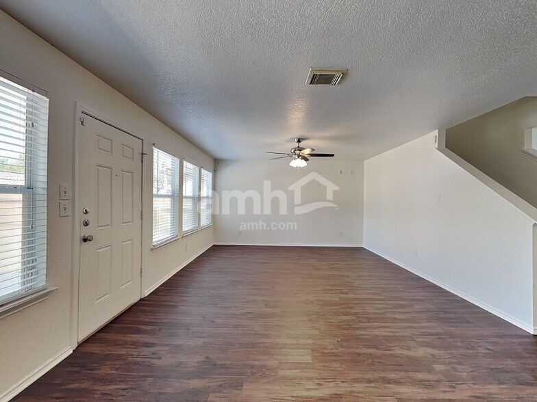 Building Photo - 10423 Manor Crk