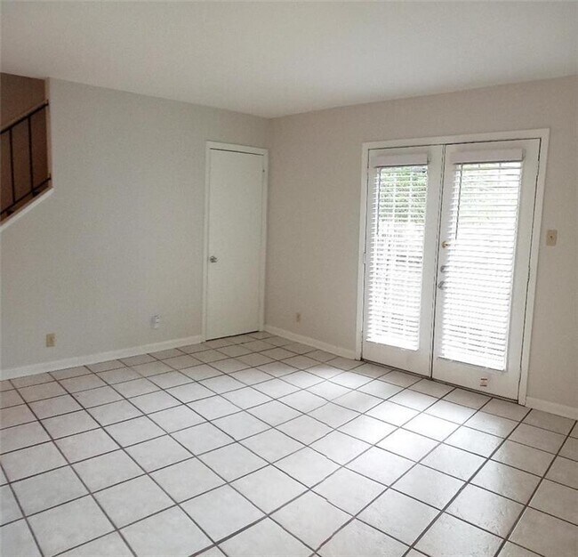 Building Photo - 2800 Westhill Dr