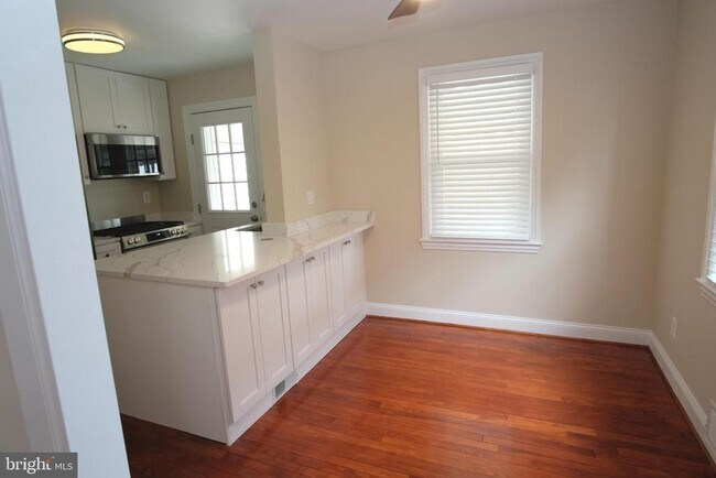 Building Photo - 632 Faraday Pl NE