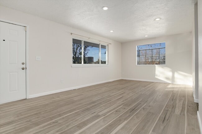 Building Photo - 718 Stuart St