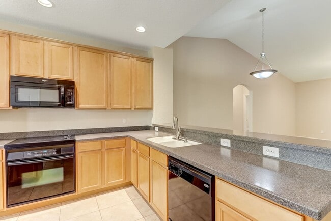 Building Photo - Beautiful 3BR/2BA Condo in Gated Stoney Cr...