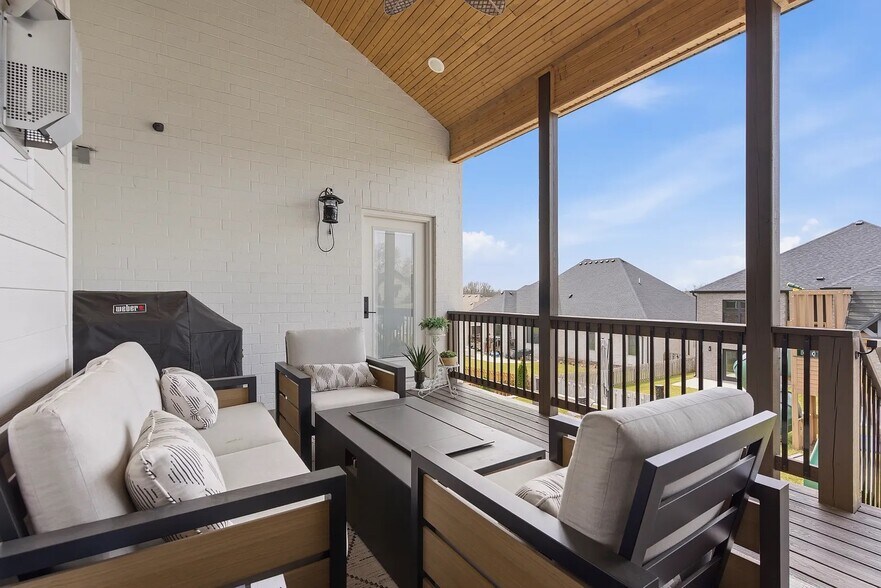 Building Photo - 703 S Hickory Dr
