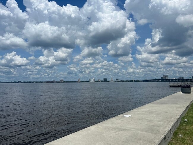Building Photo - Beautiful renovated 1 bedroom Condo with R...