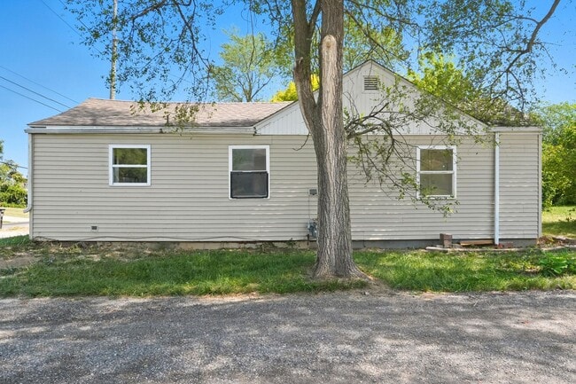 Building Photo - NEW LISTING! 2 BEDROOM HOME