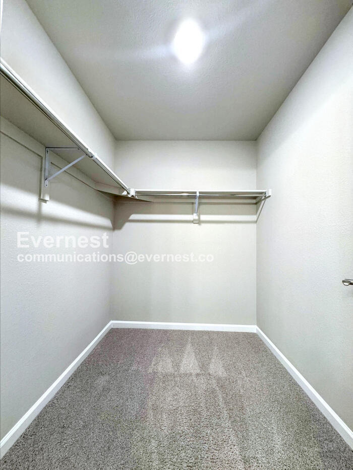 Building Photo - 10855 Hayloft St