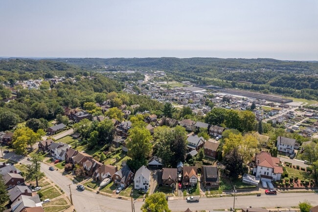 Building Photo - Stunning 4 bedroom home in McKeesport available July 1!