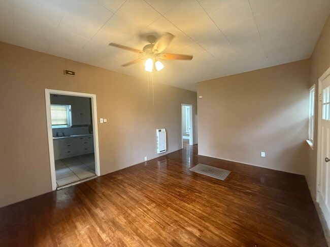Building Photo - Two Bedroom, one bathroom house, Located i...
