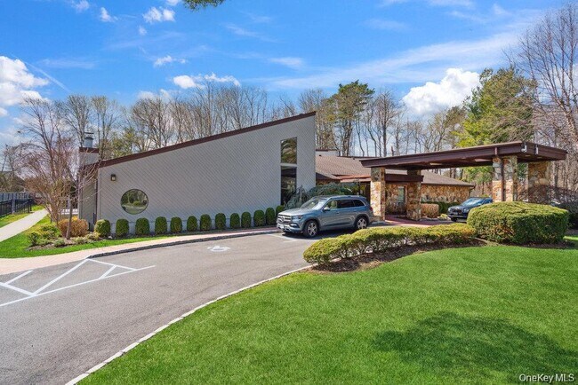 Building Photo - 16 Club Dr S